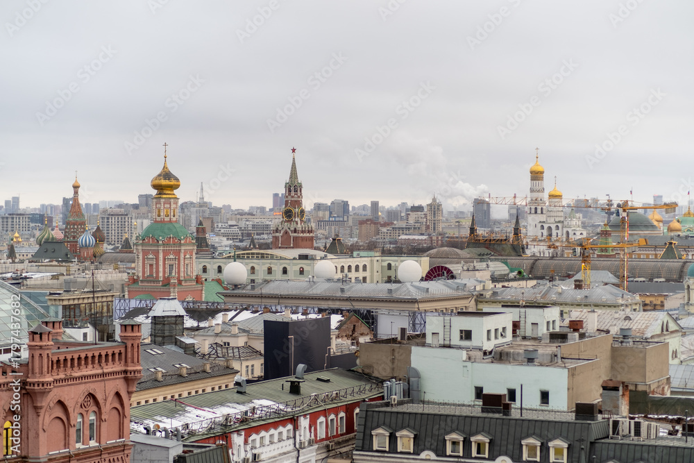 Fototapeta premium Moscow Skyline Showcasing Historical Architecture and Modern Cityscape During Cloudy Day in Early Spring