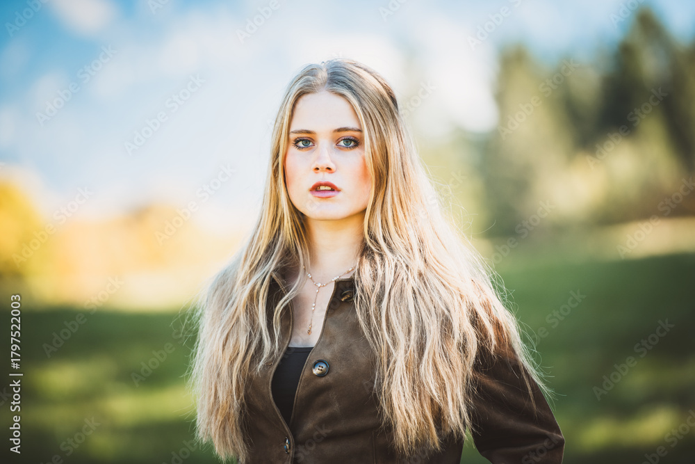 Naklejka premium Junge blonde Frau