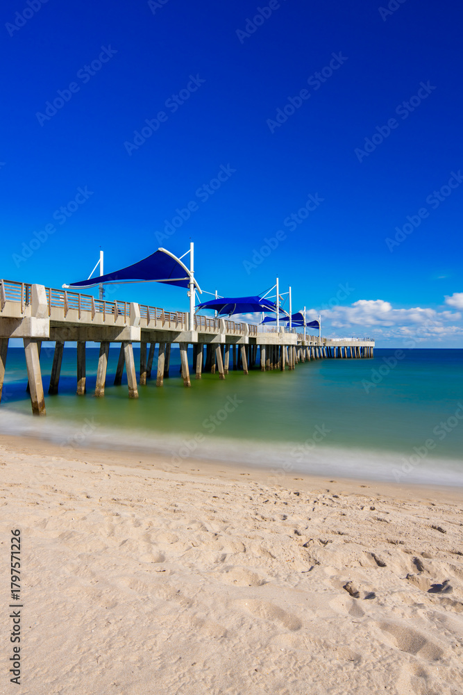 Fototapeta premium Vertical stock photo Pompano Beach fishing pier 2025