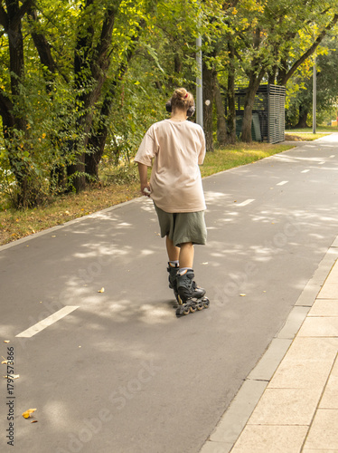 Φωτογραφία Person rollerblading on a park path active leisure vertical