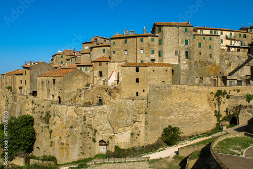 Le case di tufo del borgo di Farnese con cielo azzurro