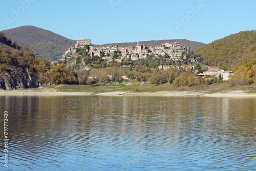 Foto the hamlet of Castel di tora, lago del Turano Lazio, Italy
