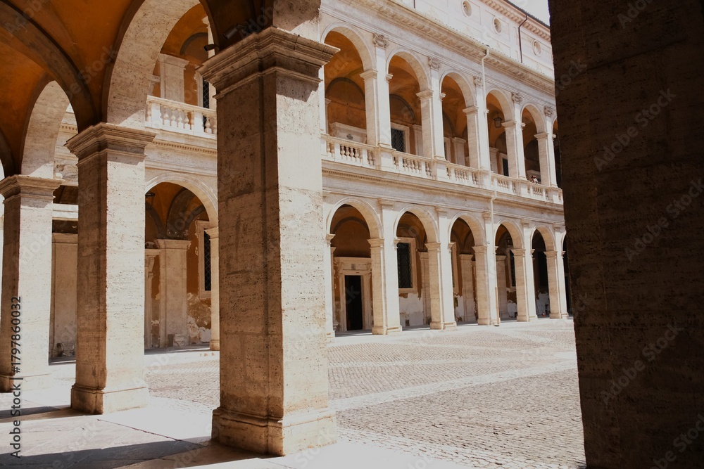 Fototapeta premium Italian Square with Arches