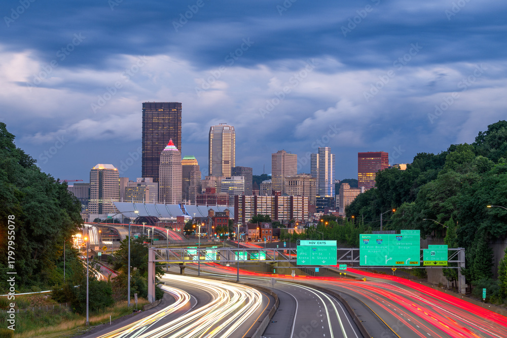 Fototapeta premium Pittsburgh, Pennsylvania, USA Downtown City Skyline Over Highways 1231