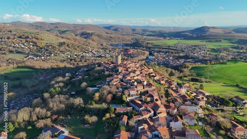 Vue aérienne sur le beau village de Montpeyroux en Auvergne l'un des plus beaux villages de France