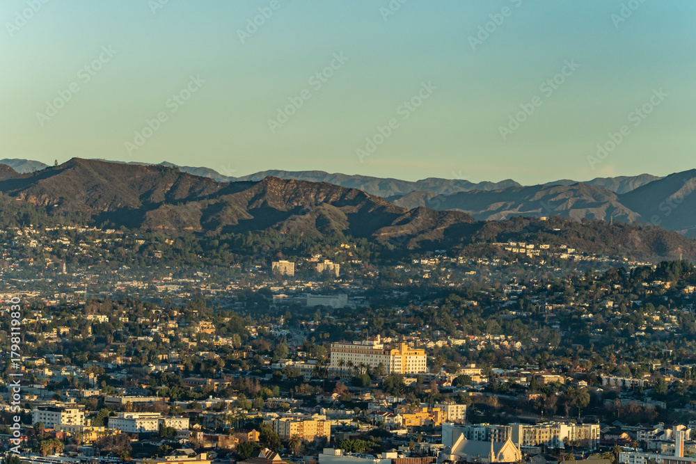 Ταπετσαρία In the distance is Griffith Park,  is a large municipal park at the eastern end of the Santa Monica Mountains