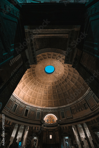 Cuadro en lienzo Extreme wide-angle interior shot of the Pantheon dome and oculus, showing the massive structural elements and lower walls