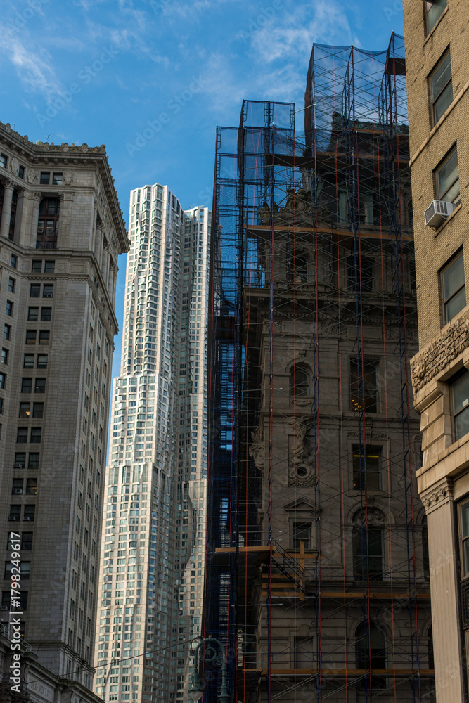 Obraz premium Skyscraper under renovation