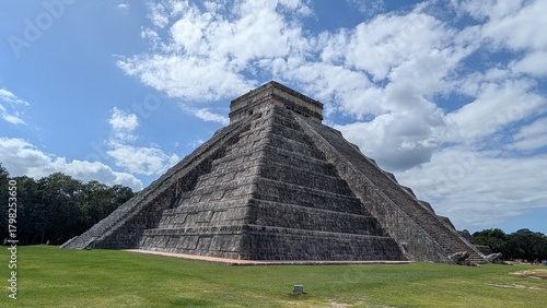 фотографія Mayan pyramid El Castillo at Chichen Itza in Quintana Roo, Mexico
