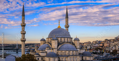 Canvas Print Evening cityscape with Yeni Cami or New Mosque after sunset in Istanbul, Turkey