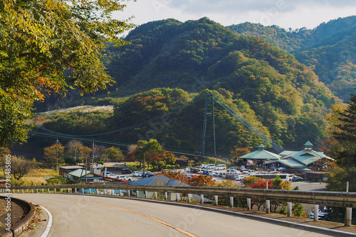 日本：もみじ谷大吊橋／吊り橋と商業施設【塩原ダム】栃木県那須塩原市・10月