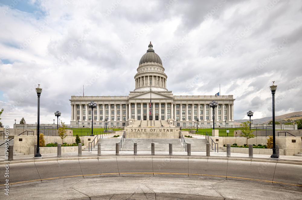 Fototapeta premium Salt Lake City, Utah, USA – August 27, 2025: Details of the state capitol building and surrounding grounds in Salt Lake City, Utah captured during late summer. 