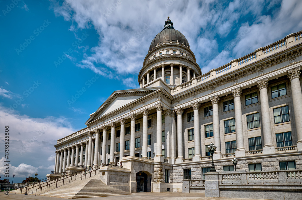 Obraz premium Salt Lake City, Utah, USA – August 27, 2025: Details of the state capitol building and surrounding grounds in Salt Lake City, Utah captured during late summer.