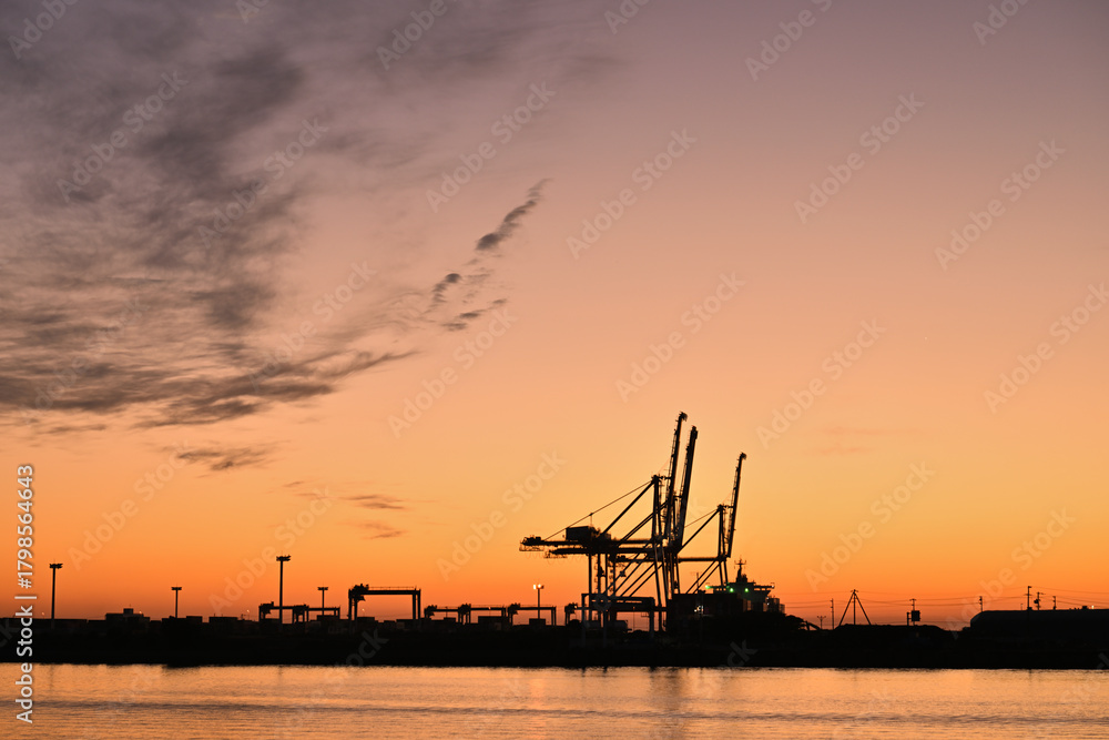 Obraz premium 朝日に照らされた港の風景