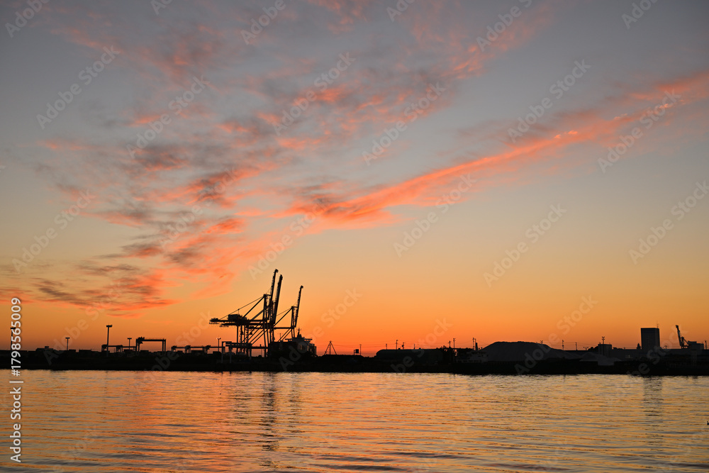 Obraz premium 朝日に照らされた港の風景