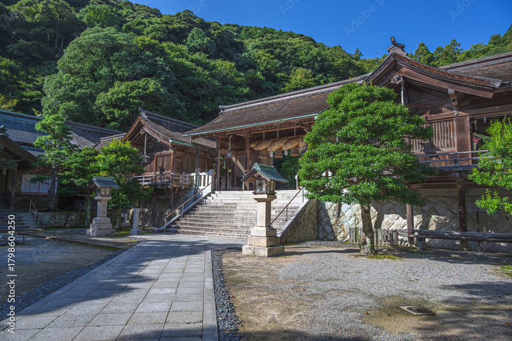 Fototapeta premium 島根 美保神社 神門と境内の風景