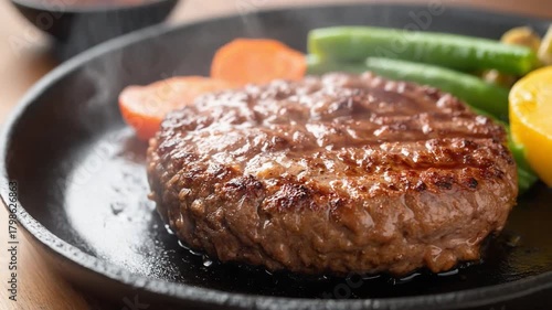 洋食の定番ハンバーグにニンジンとじゃがいもエンドウ豆が添えられた一皿