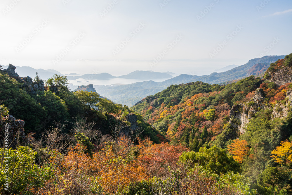 Fototapeta premium 日本の瀬戸内海のとても美しい秋の風景