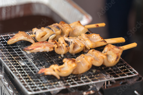屋台で調理中のイカ焼き
