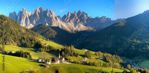 Foto The church Chiesa di Santa Maddalena in Santa Magdalena in the UNESCO site mountains Dolomites in north Italy early in the autumn