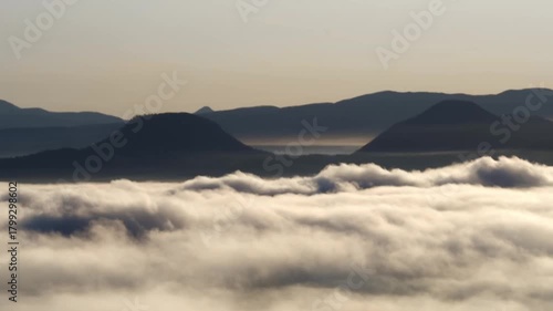 Wallpaper Mural 山間をうねるように流れる雲。上から眺める自然の躍動感。 Torontodigital.ca