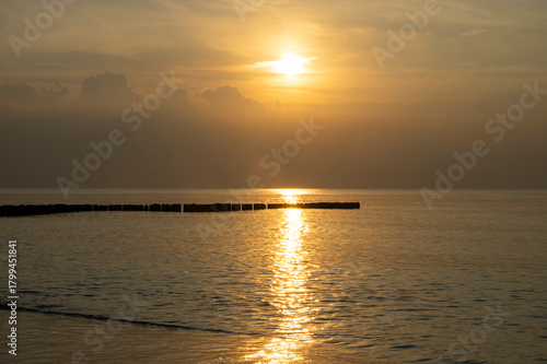Romantyczny, złoty zachód słońca nad morzem Bałtyckim