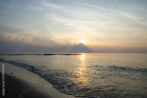 Spokojny zachód słońca na plaży