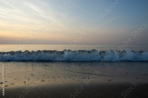 Fale o zachodzie słońca nad morzem Bałtyckim