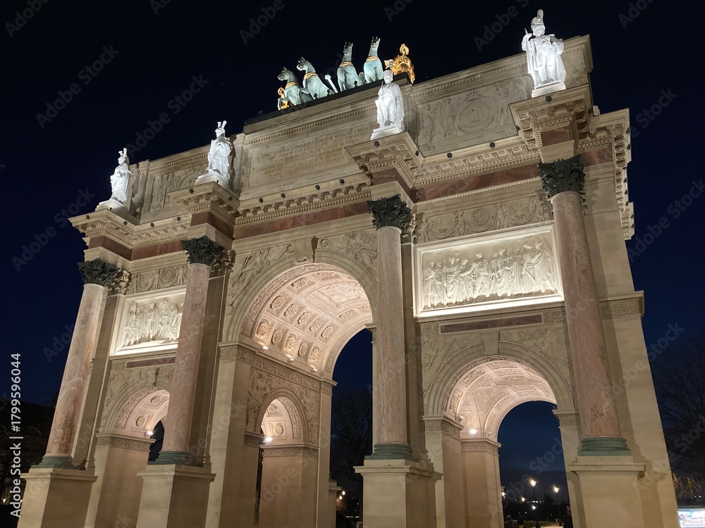 custom made wallpaper toronto digitalArc de Triomphe du Carrousel in Paris bei Nacht, beleuchtet mit detaillierten Reliefs, Säulen und Quadriga-Skulptur vor dunkelblauem Himmel