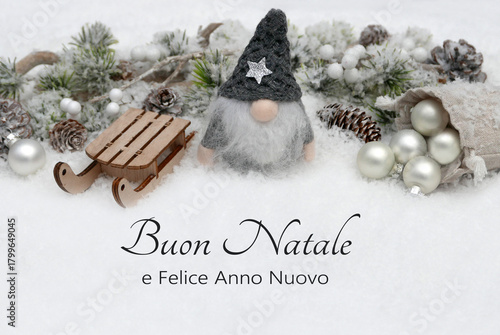 Fotografía Biglietto di auguri di Natale: auguri natalizi con palline per l'albero di Natale, rami di abete e uno gnomo nella neve
