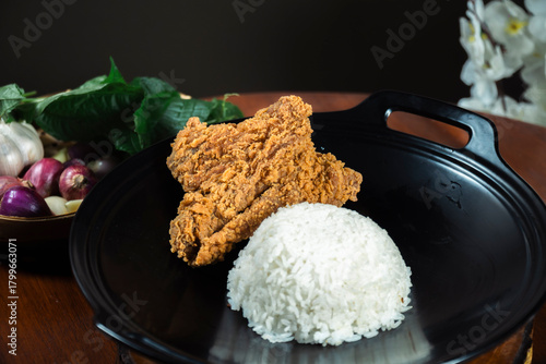 Fotografie Crispy Fried Chicken with Steamed Rice: A delectable serving of golden-brown, crispy fried chicken accompanied by a mound of fluffy steamed white rice
