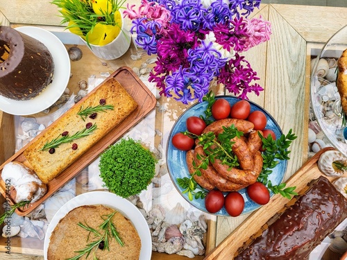 Śniadanie wielkanocne, Wielkanoc, obiad świąteczny, święta, ciasta, babka, stół, słodycze, obiad, jedzenie, bufet, posiłek, knajpa,  kiełbasa, kwiaty, pasztet