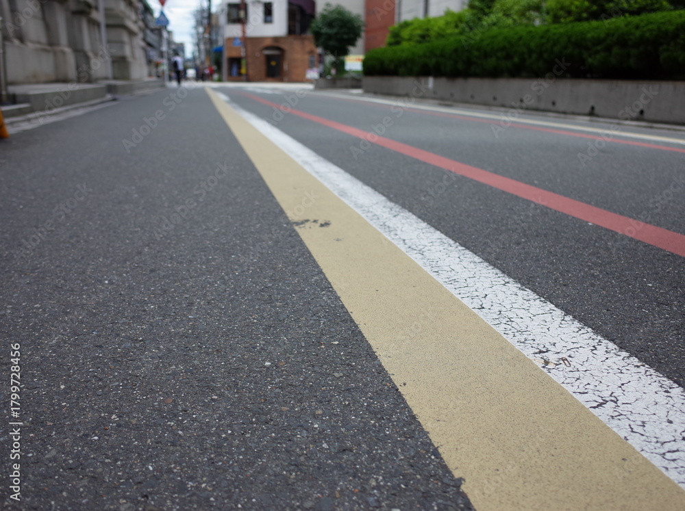 Obraz premium Empty city street with yellow and white lines