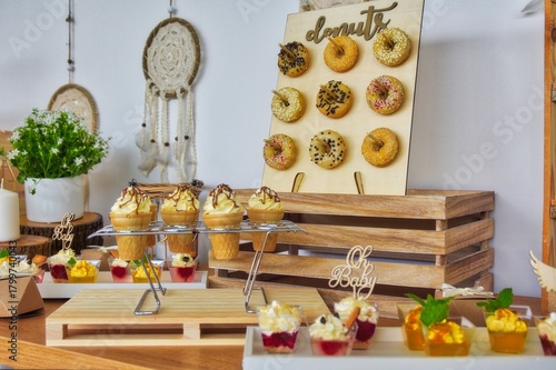 Słodki stół, ciasta, desery, pączki, ciepłe lody, deserki, słodycze, słodkości