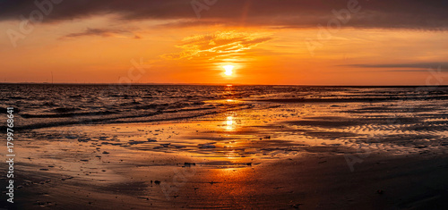 Stimmungsvoller Sonnenuntergang an der Nordsee als Panoramaaufnahme
