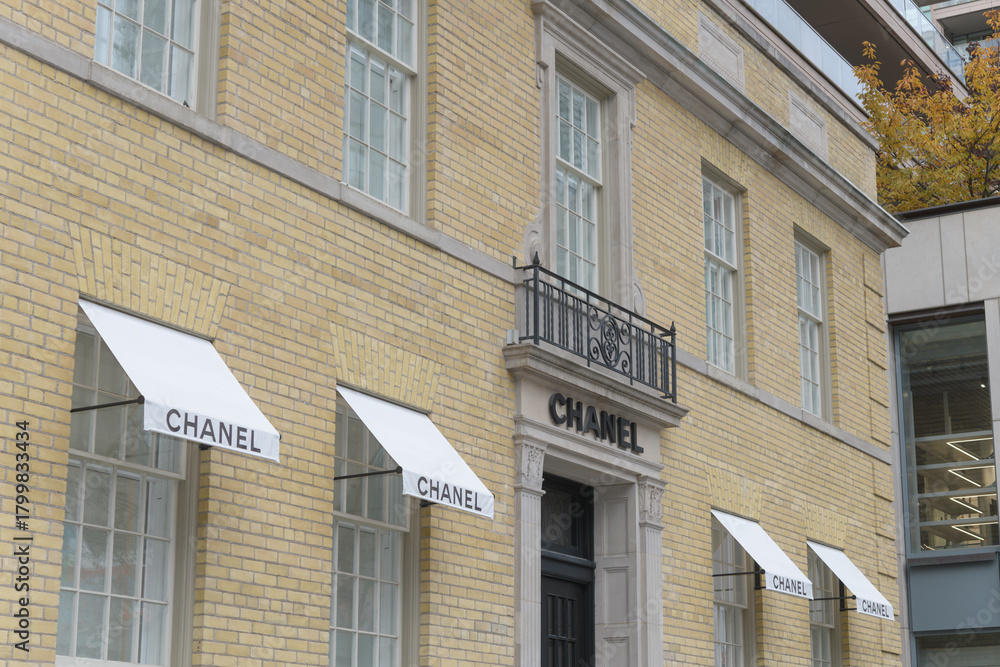 Fototapeta premium exterior of CHANEL, a clothing store, located at 98 Yorkville Av, Toronto