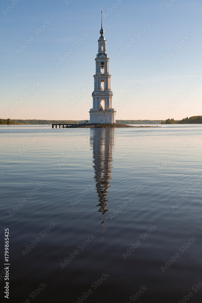 Obraz premium The ancient bell tower of the flooded St. Nicholas Cathedral in the early morning of May. Kalyazin, Tver region. Russia