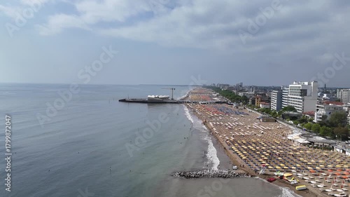 Drohnenaufnahme Lignano Sabbiadoro Strand Italien - Luftaufnahme Hafen Beach Resort Sommer Urlaubsziel