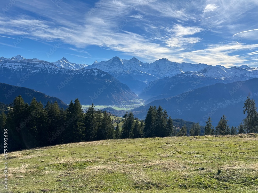 Fototapeta premium Beautiful sunlit and snow-capped alpine peaks in the Bernese Oberland region, Switzerland - Wunderschöne sonnenbeschienene und schneebedeckte Alpengipfel im Berner Oberland, Schweiz