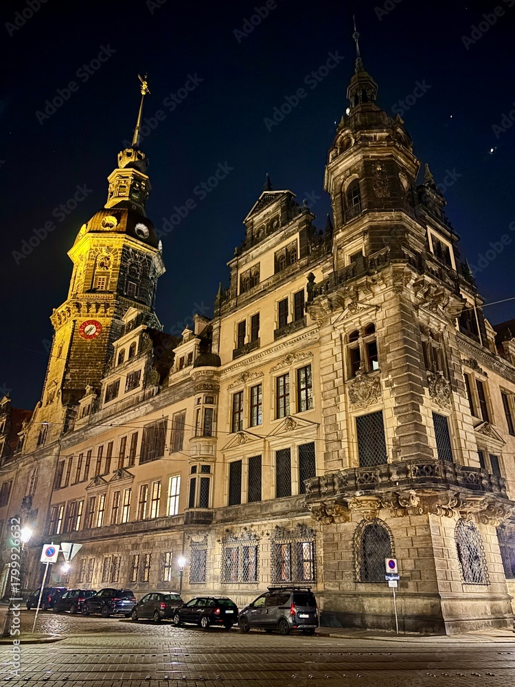 Obraz premium Semperoper and Dresden Residenzschloss – Historic Landmarks in the Old Town