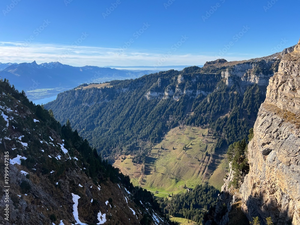 Fototapeta premium Sigriswilgrat or Sigriswilergrat mountain ridge in the Emmental Alps and the Bernese Oberland, Switzerland - Bergkamm Sigriswilgrat oder Sigriswilergrat im Berner Oberland, Schweiz