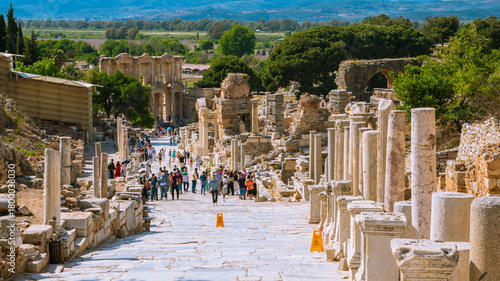 Tableau sur toile Curetes Street in Ephesus with crowds of tourists and the Library of Celsus Ahead