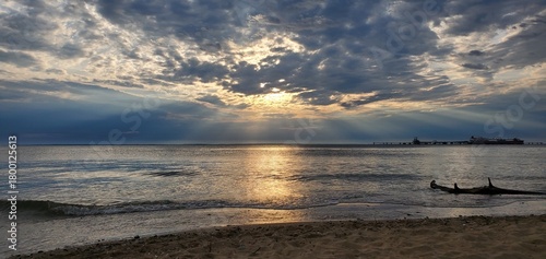 Foto Sunrays At Sunrise At The Calvert Cliffs Beach On The Shore Of The Chesapeake Ba