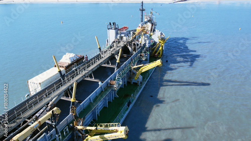 Fotografia Dredging vessel removing sand from the seabed and widening a beach strip on the Santa Catarina coast