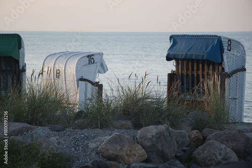 Strandkörbe am Ostseestrand in Norddeutschland- Strandkörbe stehen auf einem naturbelassenen Küstenstreifen an der Ostsee