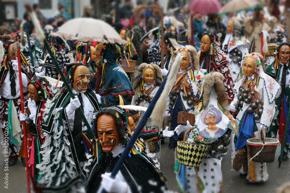 Naklejka premium Fastnacht in Rottweil (Deutschland, Baden-Württemberg). Umzug beim Narrensprung mit historischen Masken und Kostümen ab dem Jahr 1700; traditionelle, schwäbisch-alemannische Fasnet oder Fastnacht..