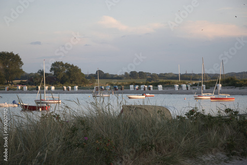 Segelboote im Hafen oder in der Bucht von Hohwacht an der Ostsee