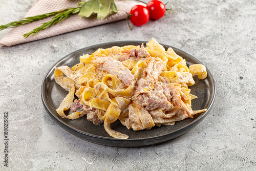 Tableau sur toile Italian pasta fettuccine with prosciutto