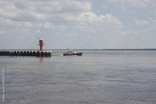 Lotsenboot bei Wischhafen auf der Elbe- das Boot verlässt den Hafen
