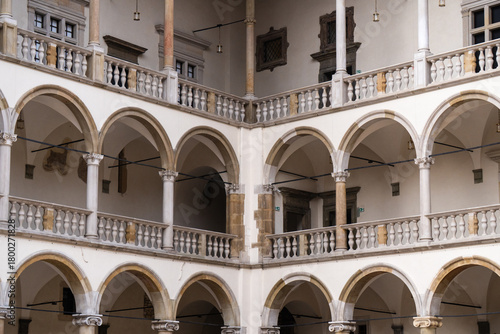 Papier peint Architectural Grandeur - A Multi-Level Courtyard with Arches and Balconies